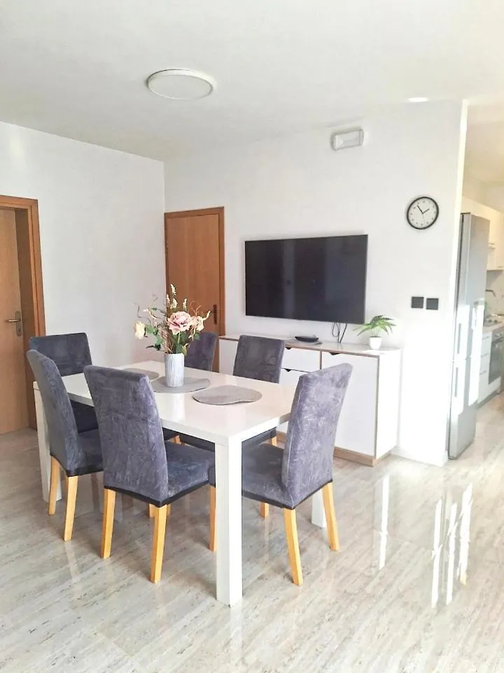 2 Bedroom Apartment Near The Sea ロヴィニ