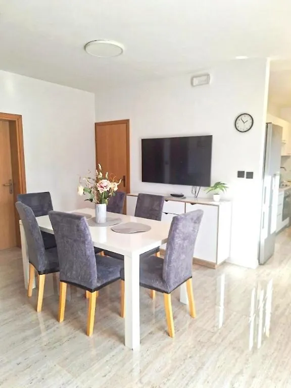 2 Bedroom Apartment Near The Sea Rovinj